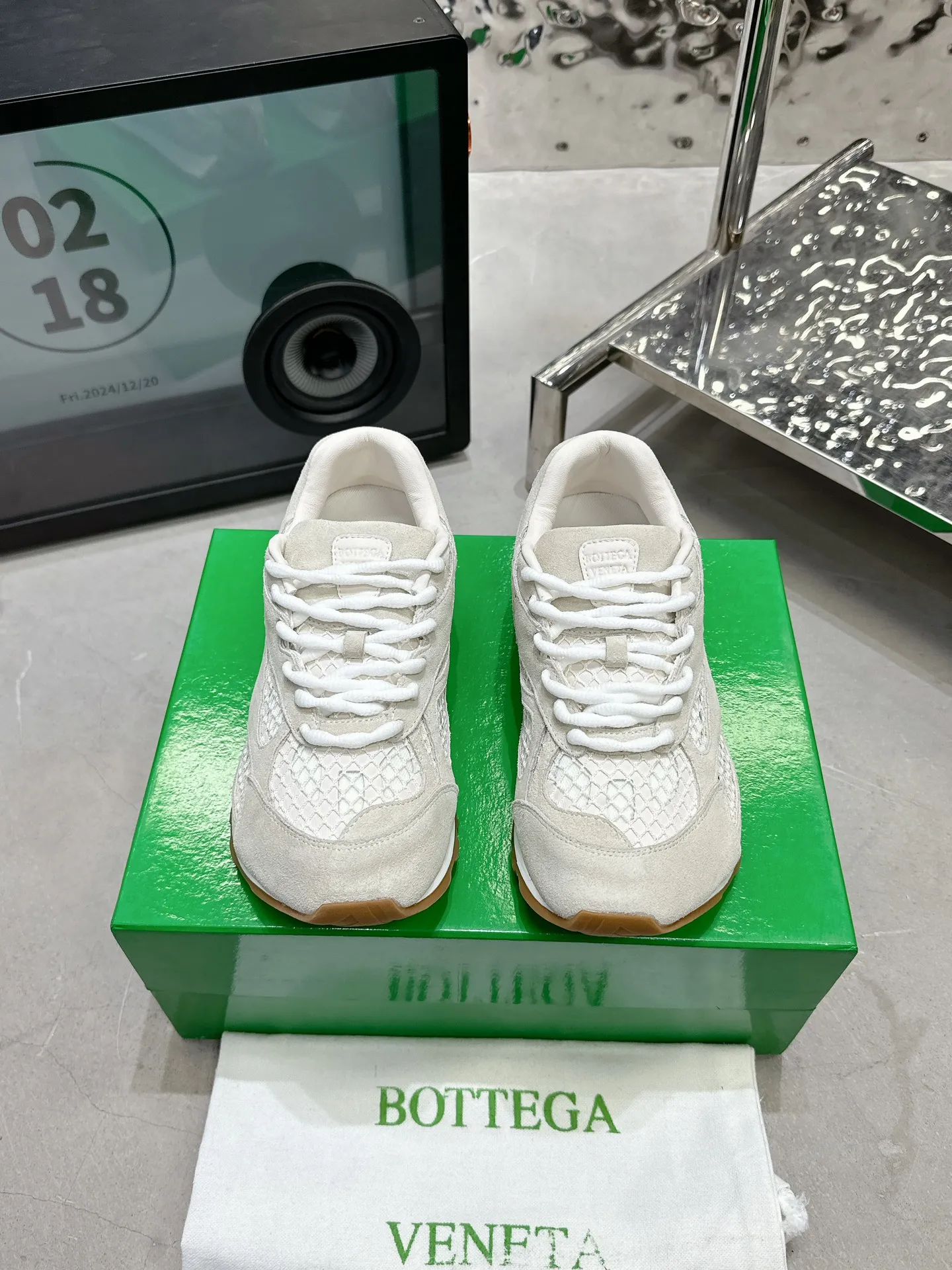👟👟Ex-factory price 560👟👟 Men ➕20 💰𝐁𝐨𝐭𝐭𝐞𝐠𝐚 𝐕𝐞𝐧𝐞𝐭𝐚 Bodie Home Couple Style 👫BV Sports Shoes Wang Yibo Same Style Casual shoes for couples and dad shoes! Runner sneakers! Original purchase and development! Made of original lightweight technical mesh fabric, the same as the original version! The process is complicated! Paired with a geometric pattern designed rubber outsole, the higher version of the Wang Zha series is actually much taller, but the legs still look slim. Very nice. Durable and durable to play with, standard and version-matching shoe-packing technology. Look for high-end versions. The original outsole is exclusively molded, and the color-blocked TPU outsole is used. The material and weight are the same as the original! Size: Women’s size 35-41 (40 and 41 customized, non-refundable) Men’s size 39-45 (45 customized, non-refundable)